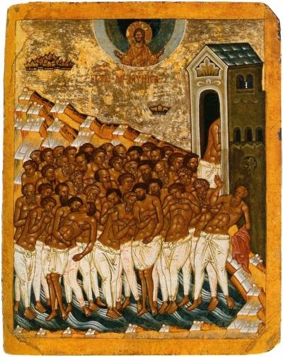 Создать карусельСорок мучеников севастийских.
Группа мучеников в набедренных повязках и штанах (эти одежды белые с зелеными и розовыми описями складок). Справа на первом плане — присоединившийся к мученикам сторож (он держит в руках свою розовую одежду), на втором плане — здание купальни со скрывающейся там фигурой изменника. Вверху в центре — полукруг «неба» с поясным изображением Христа, благословляющего обеими руками. На фоне —нисходящие к мученикам венцы, один из них изображен отдельно справа. Озеро с голубым льдом, желтые скалы.