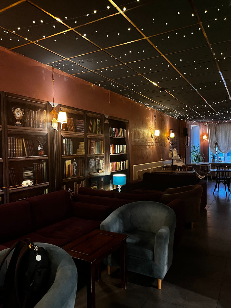 Минское кафе возле жд вокзала, в стилистике Шерлока Холмса