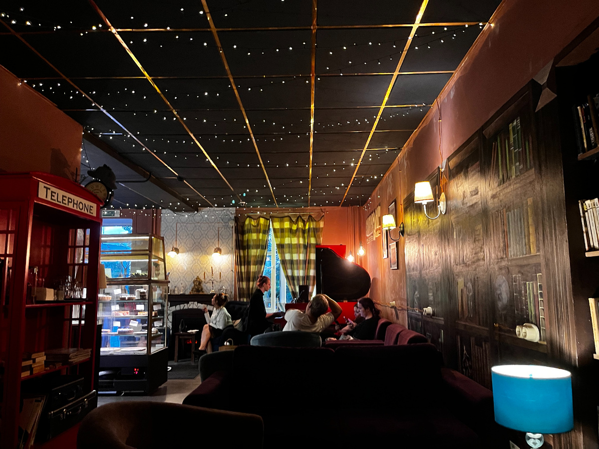 Пианист в кафе