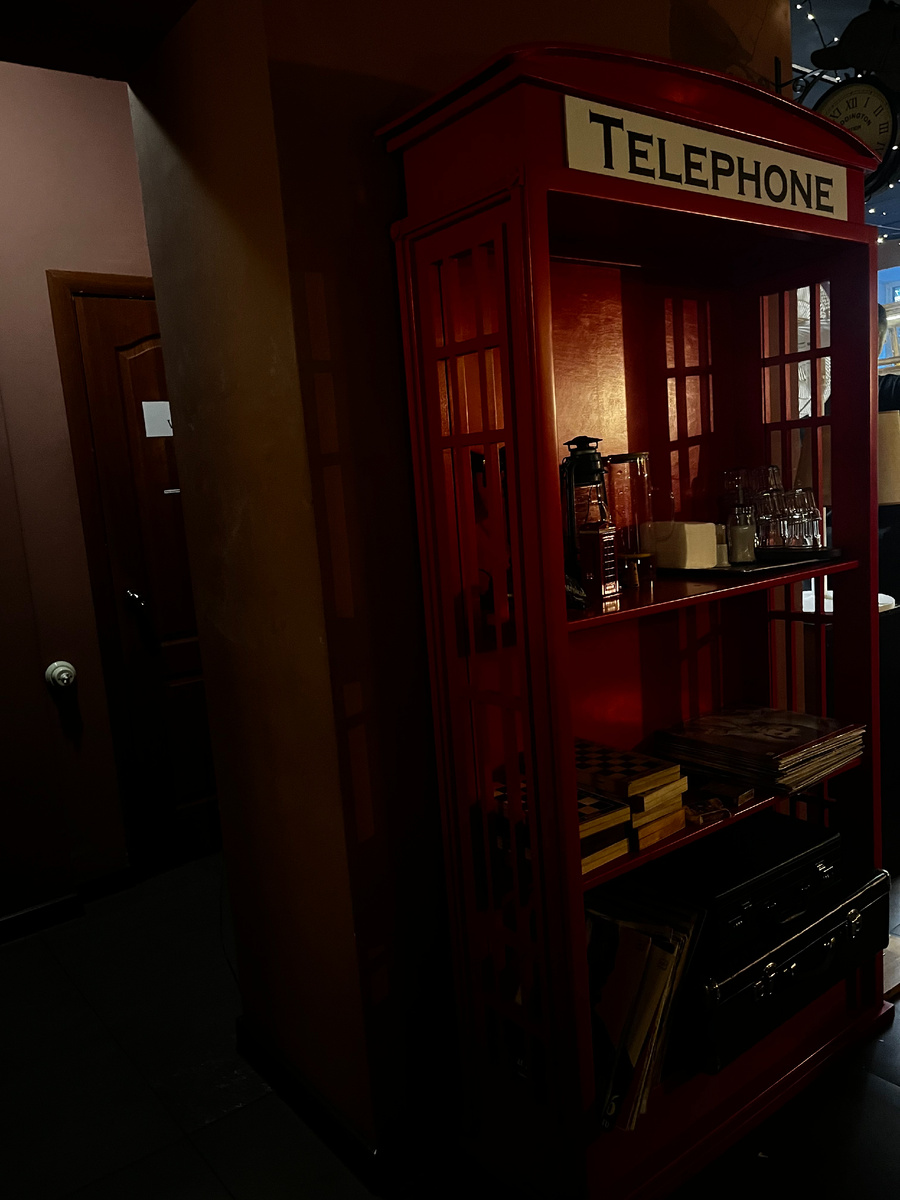 Телефонная будка в кафе