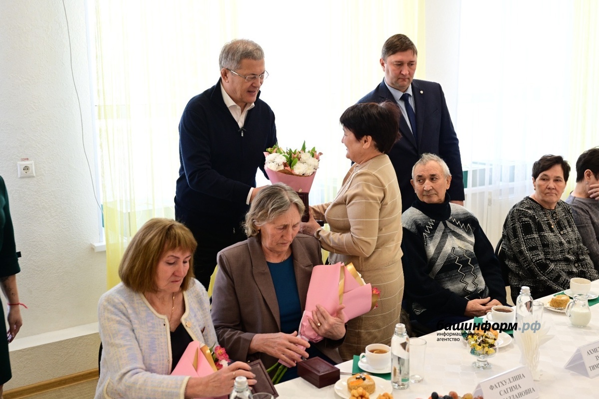     Радий Хәбиров Шайморатов ордендарын тапшырҙы