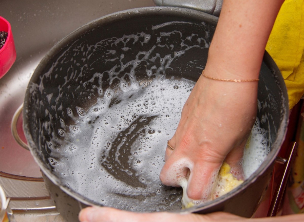 Как очистить посуду от въевшегося жира и копоти. Вдали от города