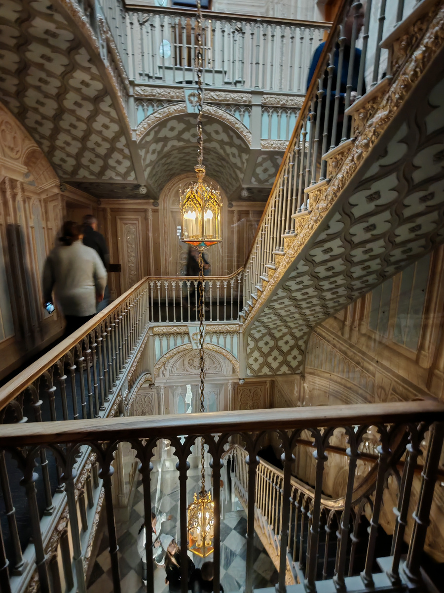 При Николае I люстр не было. В наше время лестницу освещает три готических фонаря. Нижний — уличный фонарь XIX века, прежде находившийся в парке .