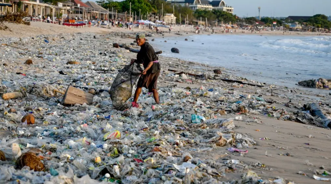 Уборка пляжа на Бали