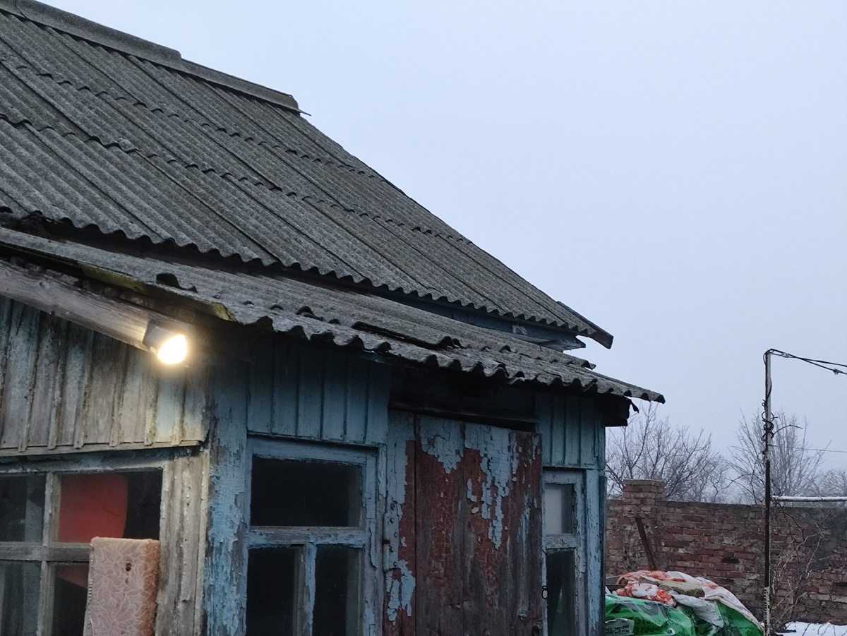 Вроде и светло уже, а в такой серости фонари еще загораются....