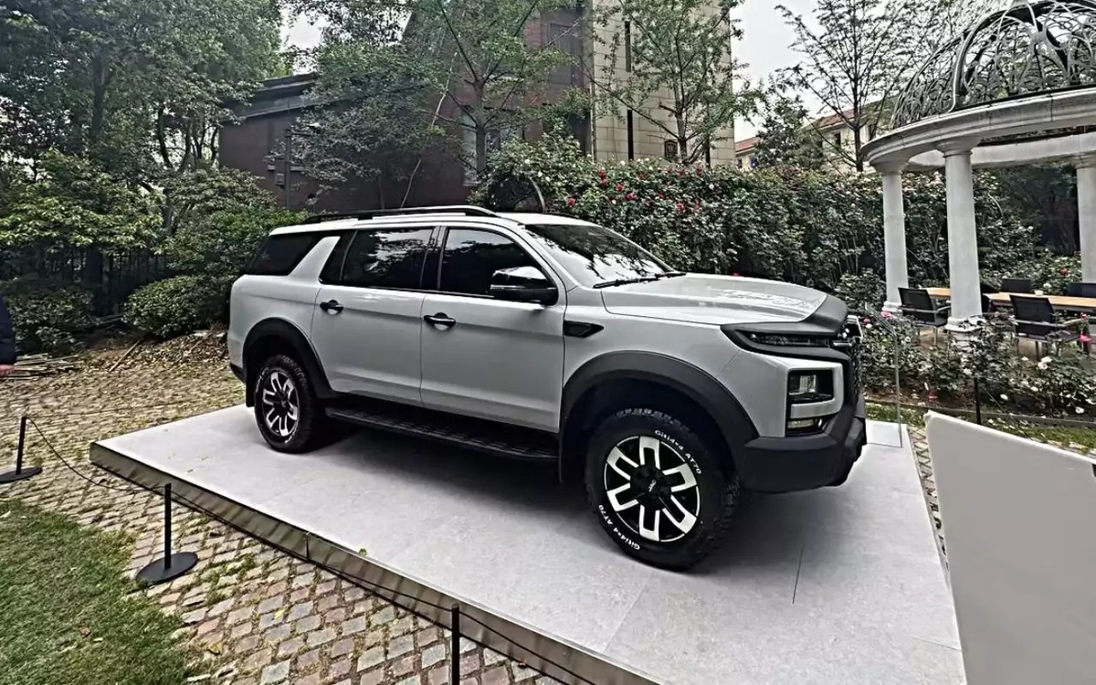    Новый рамный внедорожник JAC JS9 на базе пикапа T9 — вид спереди