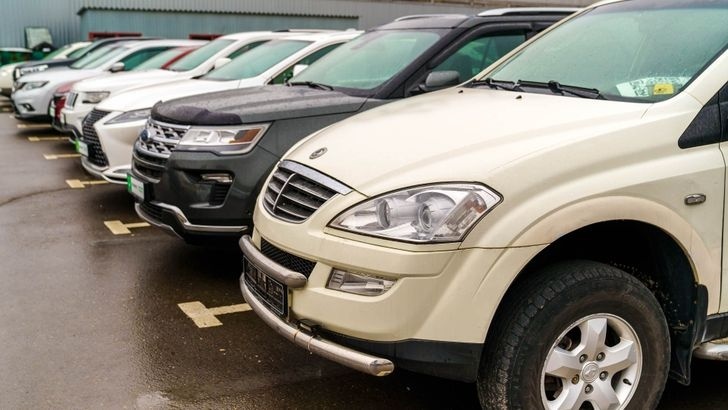    Ряд подержанных кроссоверов на площадке авторынка, включая Hyundai Creta