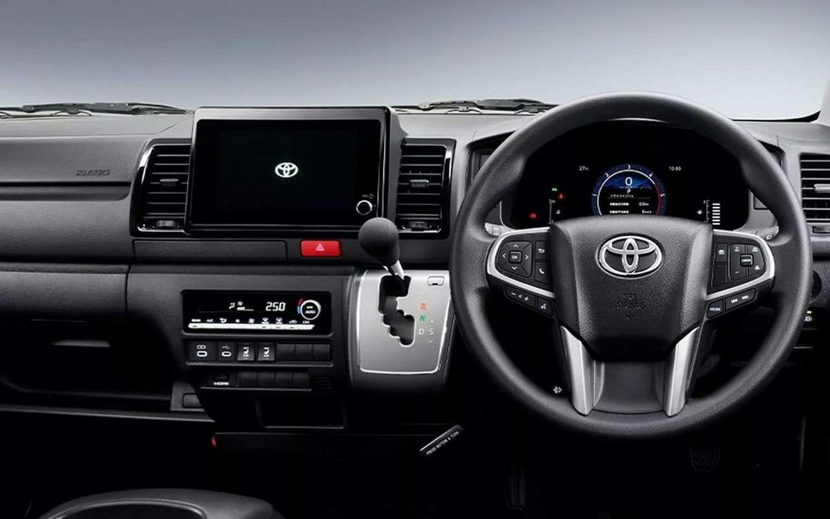    Интерьер обновленной Toyota HiAce H200 с цифровой приборной панелью и экраном мультимедиа