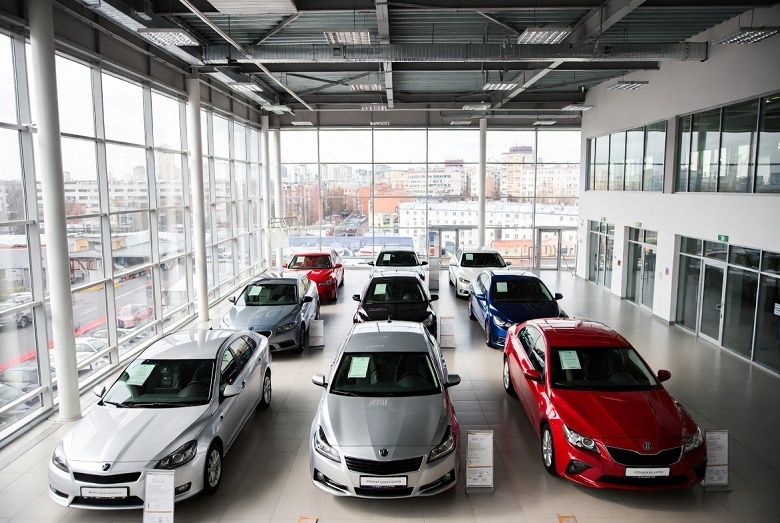    Очередь из импортных автомобилей на таможне на фоне документов об уплате повышенного утильсбора