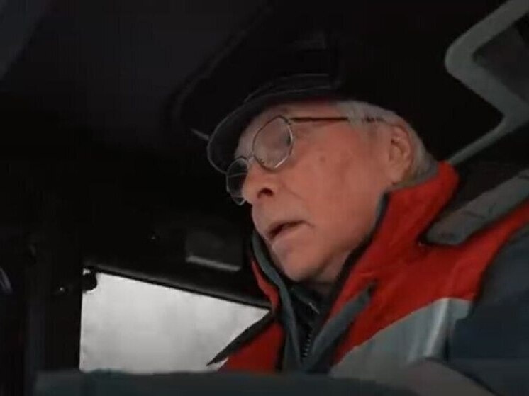     Виктор Мельников более 40 лет следит за чистотой в парках и скверах Великого Новгорода. Фото: скриншот видео из telegram-канала губернатора Новгородской области Александра Дронова