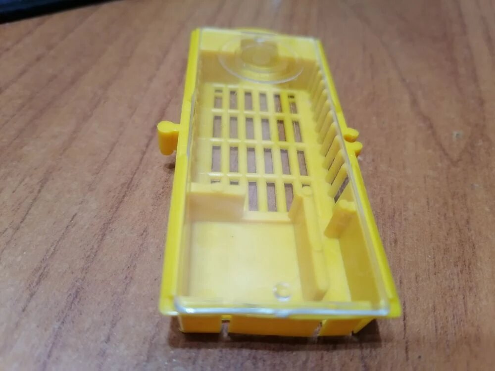 Вот так выглядит клеточка для матки которой я польховался. Справой стороны проход для пчёл, а слева побольше для матки, в эти проходы помещают корм.