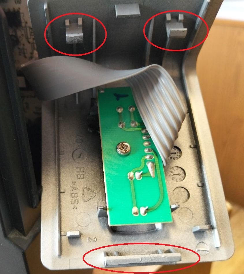 Блок управления (вид сзади). Три защелки на которых держиться блок