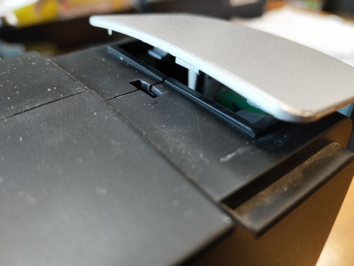 Отщелкиваем верхнюю защелку