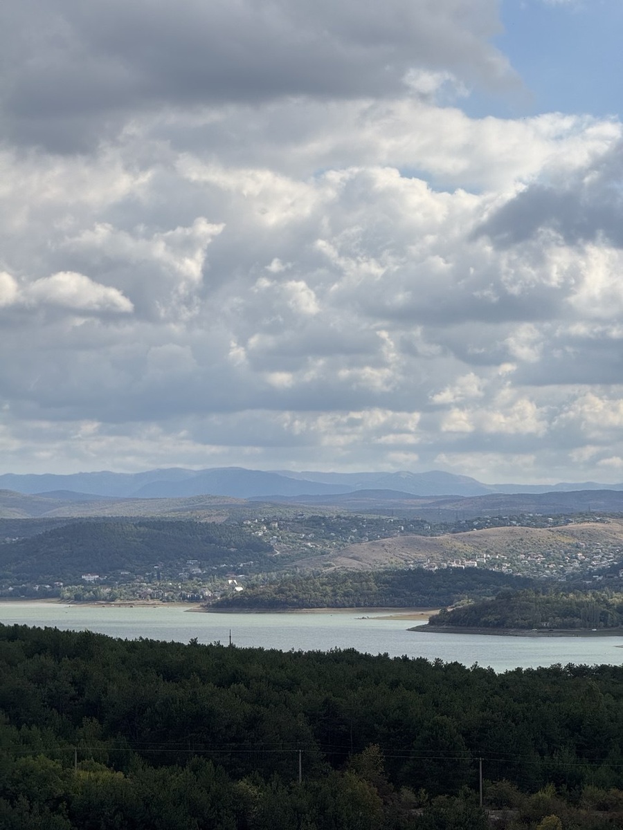 Вид на горы, бескрайние просторы и водную гладь ждёт вас не выезжая из города. 