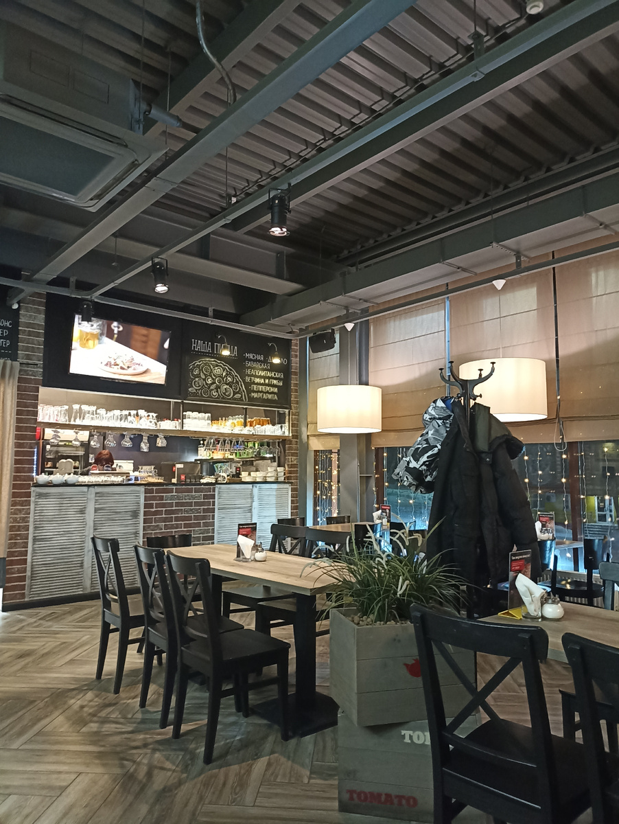 Народу было немного. Кроме нас было занято ещё три-четыре столика