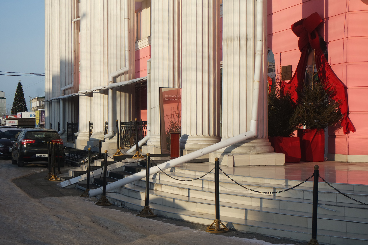 стоим возле отеля "Европа"