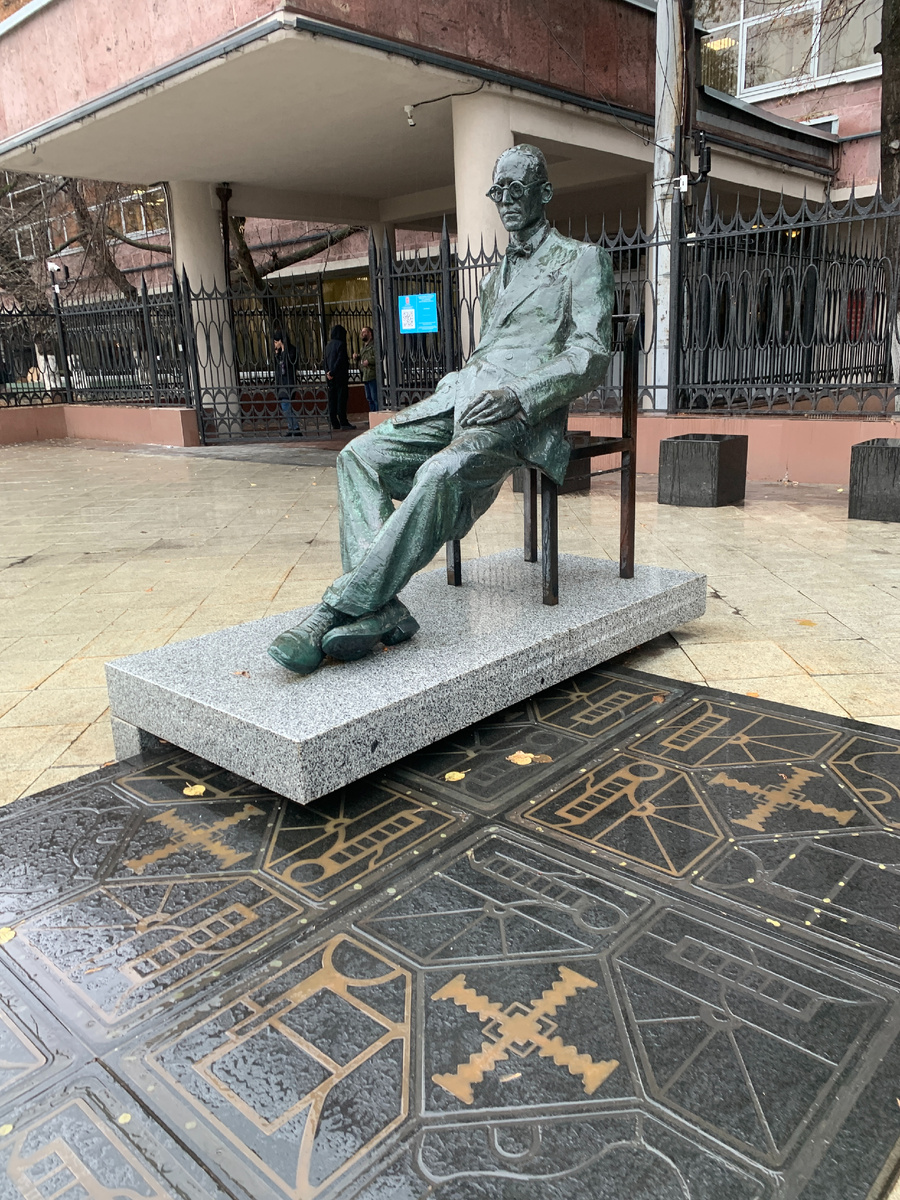 Памятник Ле Карбюзье (фото автора)