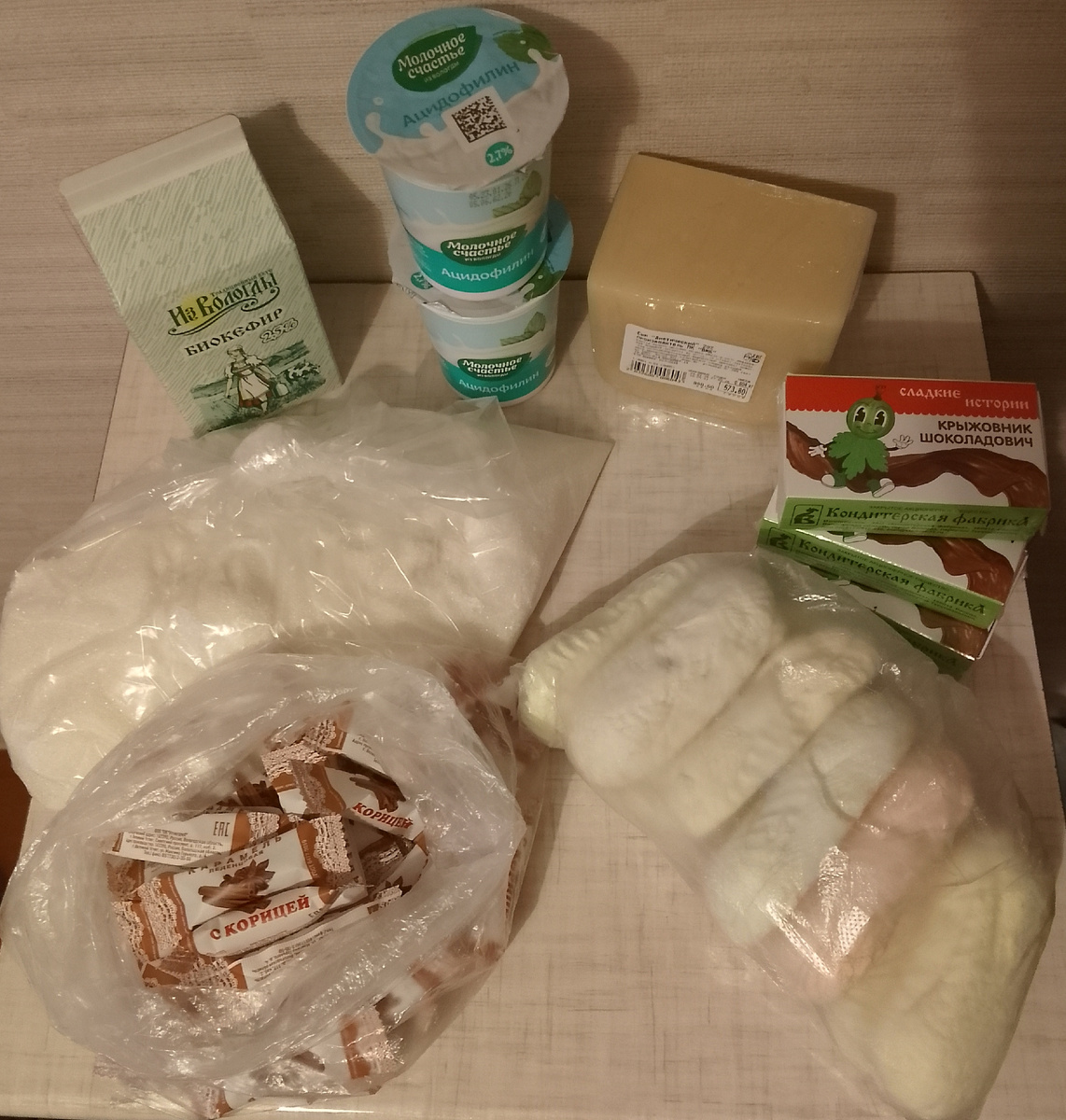 Моя вологодская закупка. Карамель с родины Деда Мороза, раньше не встречала такую. Взяла на работу на пробу. А ещё купила сахарный песок на развес. Я уже думала, что такой не продают. 80 р./кг. Фото автора 