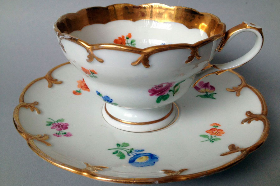 
Фарфор — хрупкая история в миниатюре и одно из самых коварных полей для домыслов о стоимости. В одних руках старинная чашка превращается в семейную реликвию, в других — в лот, который уходит со сцены аукциона за сумму, о которой и не мечтали. Между этими крайностями лежит целая сеть мифов: «если на дне клеймо Meissen — значит миллион», «всё дореволюционное автоматически дорого», «любая старина вырастет в цене через 10 лет». Всё это звучит убедительно, но реальность сложнее и интереснее. В этой статье мы разберём самые распространённые заблуждения о цене фарфора и расскажем о тех скрытых факторах, которые действительно влияют на оценку. Профессиональный взгляд с лёгкой иронией, практические советы и реальные примеры — чтобы вы не продавали шедевр за копейки и не держали на антресолях мешок иллюзий.