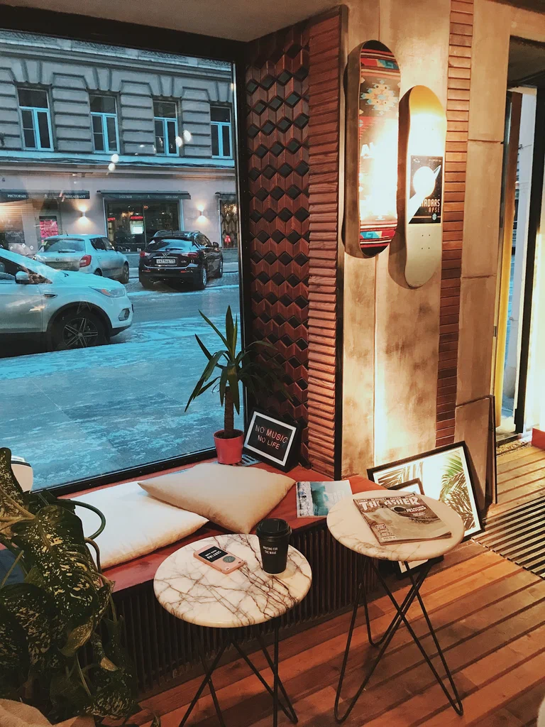 Источник: https://yandex.ru/maps/org/kofeynya_surf_coffee_x_ruby/233927601216/?ll=30.345704%2C59.931464&z=15