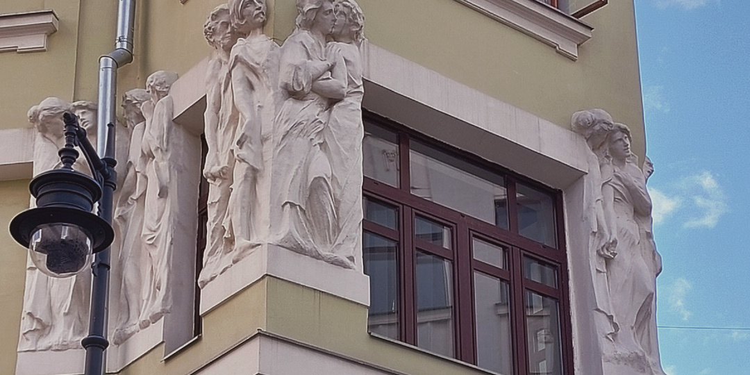 Доходный дом, где на фасаде живут классики
