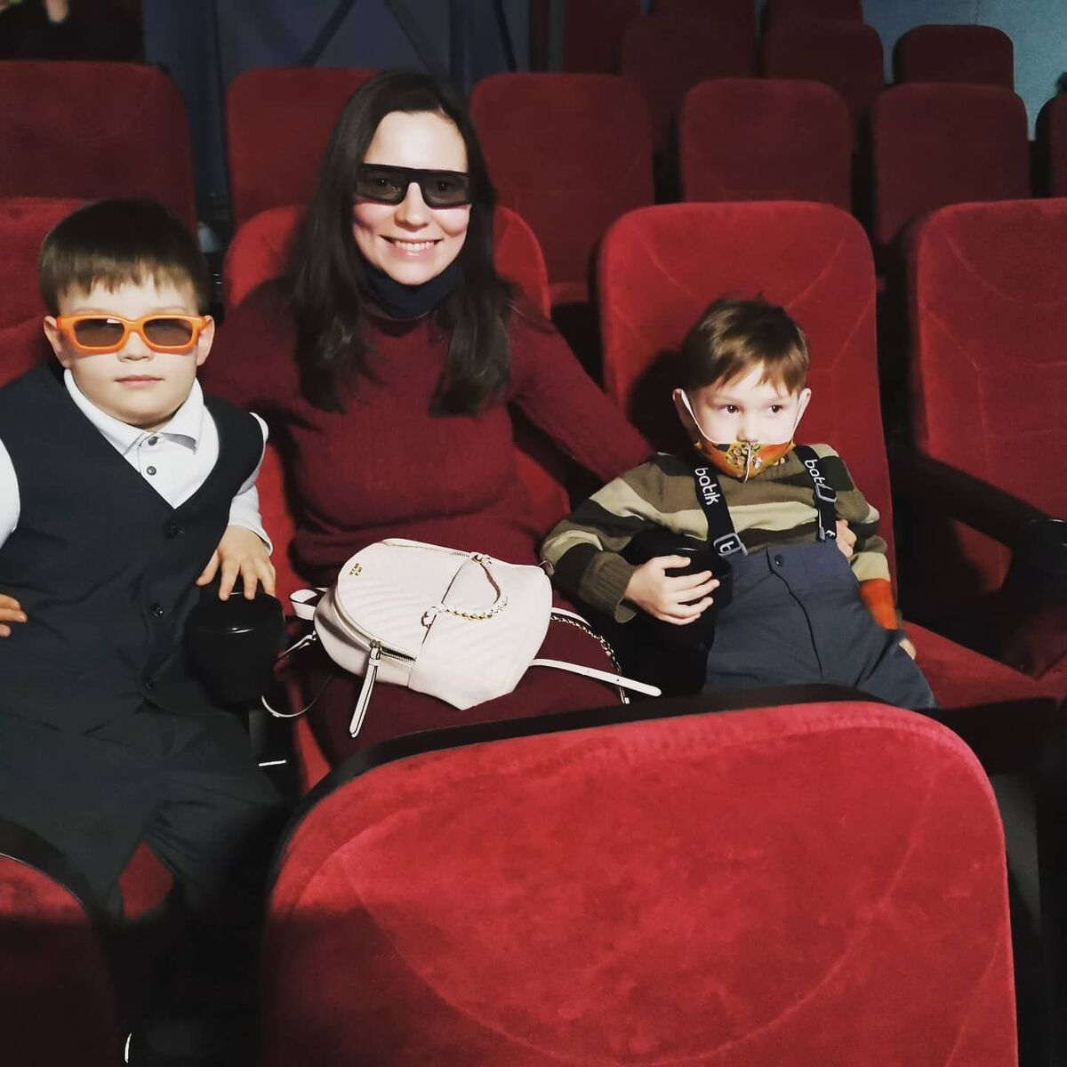 Гаврик и Мишутка, 15 января 2021 года. Гаврику всего 7 лет (в мае будет 8), а Мише – 4 года (в марте будет 5). Пете значит тогда было 1 год и 3 месяца. Малыши-карандаши совсем.