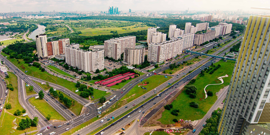 Почему москвичи массово уезжают из центра? Плюсы жизни в спальных районах Москвы 2025