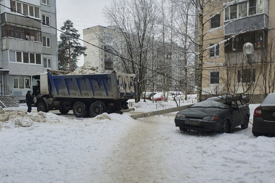    Грузовик уронил столб на припаркованный автомобиль во время уборки. Фото: t.me/sertolovoonline