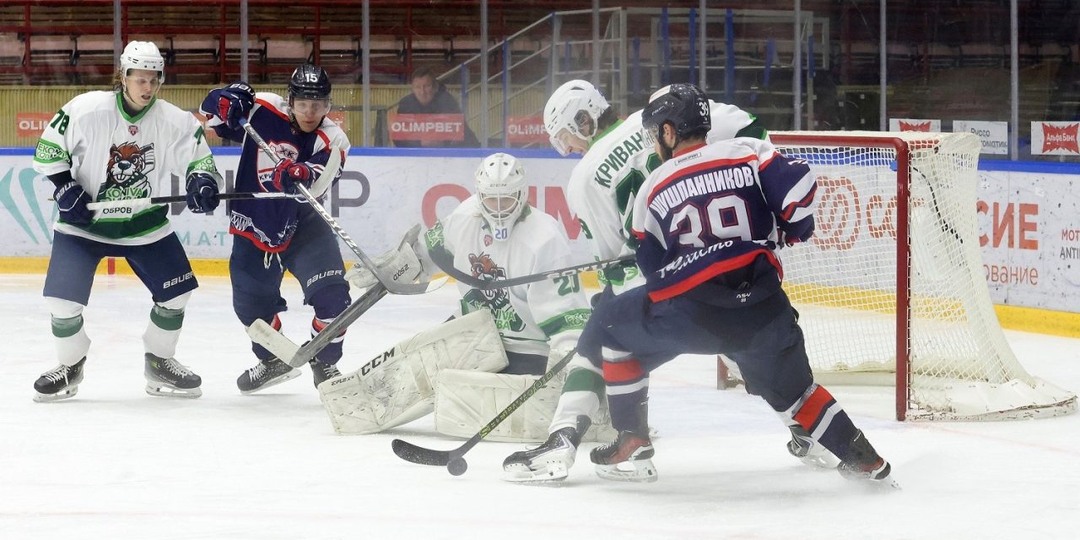 Хоккеисты из Боброва дважды обыграли чемпиона НМХЛ