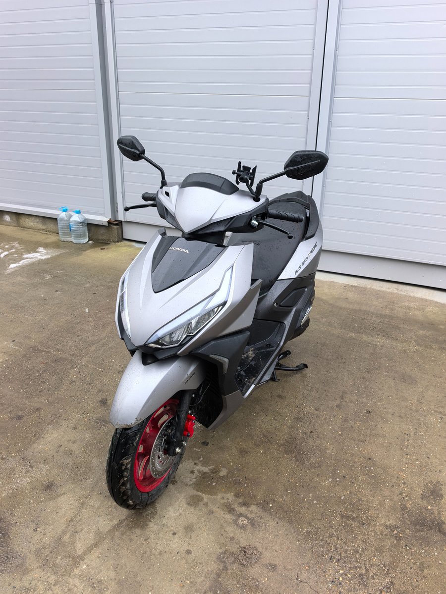 Скутер покупал осенью 2025 перед окончанием сезона, и много поездить еще не успел.