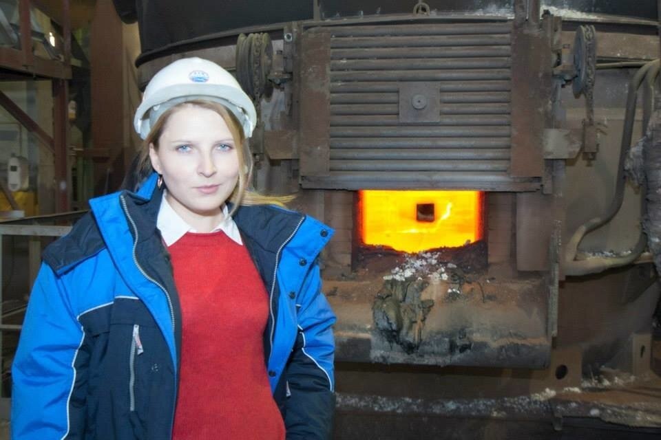 Фото рецепта нет. Зато нашла фото с предыдущей работы. Зря что ли на старый диск наткнулась Знаете, что за мной? Это литейная печь! Да, я работала на литейке. Большую часть жизни вообще на заводах тружусь. И очень мне это нравится. Тут спецовка не моя. Не помню, почему. Но эта на сто размеров больше 😂. Это примерно 2013 год. 