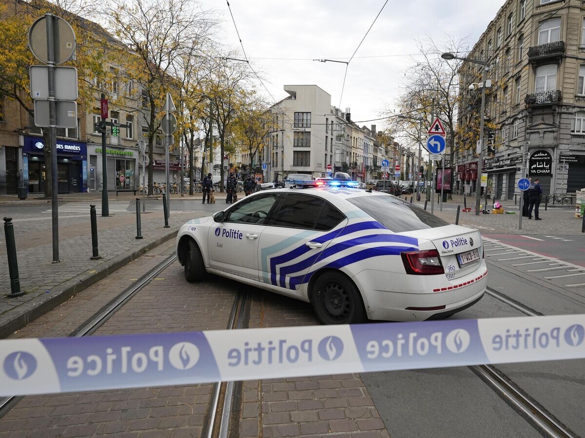    Бельгийская полиция за оцепленной территорией недалеко от места, где был застрелен предполагаемый тунисский экстремист, обвиняемый в убийствен двух граждан Швеции | © AP Photo / Martin Meissner