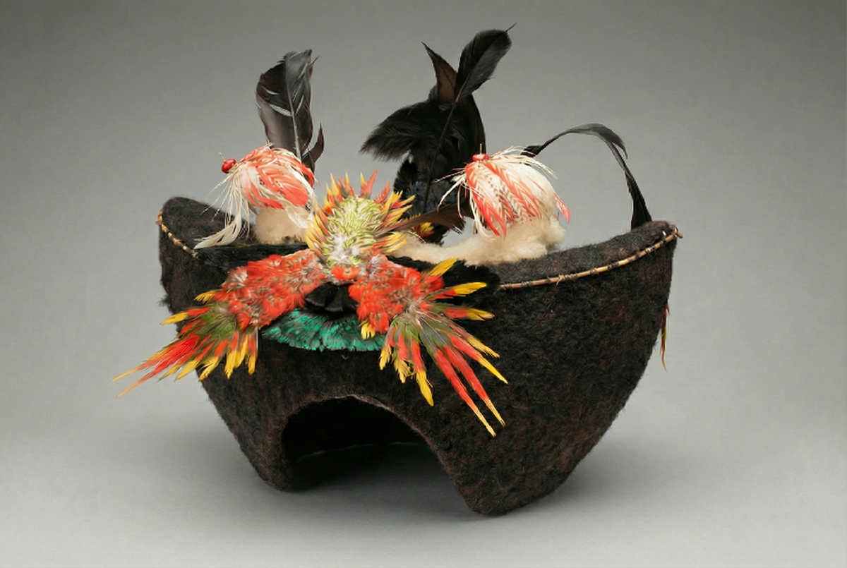 Музейный экспонат, этому парику из волос в виде корзинки около 100 лет 