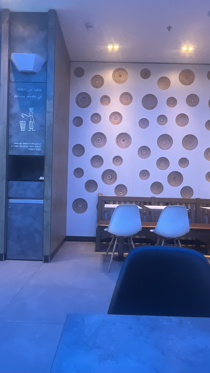 А дизайн тут в старом стиле макдональдса примерно 00х-10х. Подобных макдаков много в Москве. Все они имеют свои элементы дизайна. На этом фото вырезанные «тарелочки»