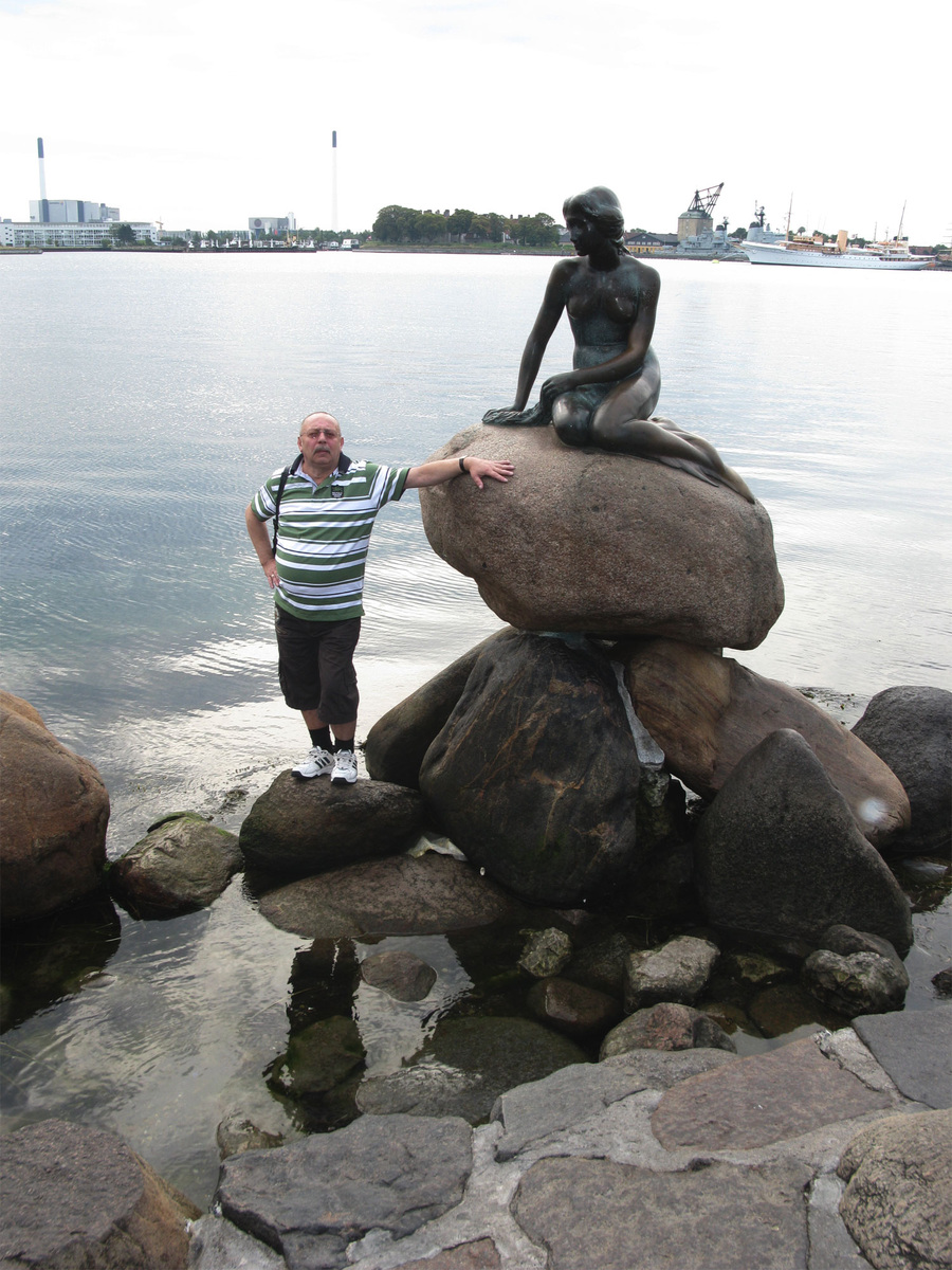 Дания. Копенгаген. Турист хотел сняться  возле сказочной Русалочки. Он попрыгал по камушкам, приготовился к съемке, а его фотограф где-то запропастилась. Он хлопал ладошкой по камню и требовательно звал: Маргарет, Маргарет… Толпа защелкала затворами. Джентльмен рассердился и перебрался  на берег.