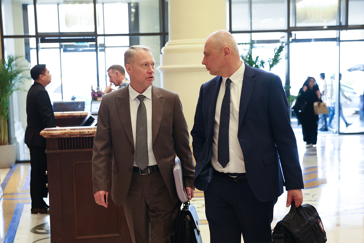   Начальник управления Главного управления Генерального штаба Вооружённых Сил России Александр Зорин (справа) после переговоров 
Валерий Шарифулин / ТАСС