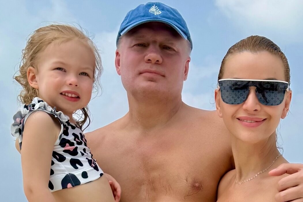     Похудевшая Ольга Орлова в бикини снялась с мужем и дочерью на Мальдивах