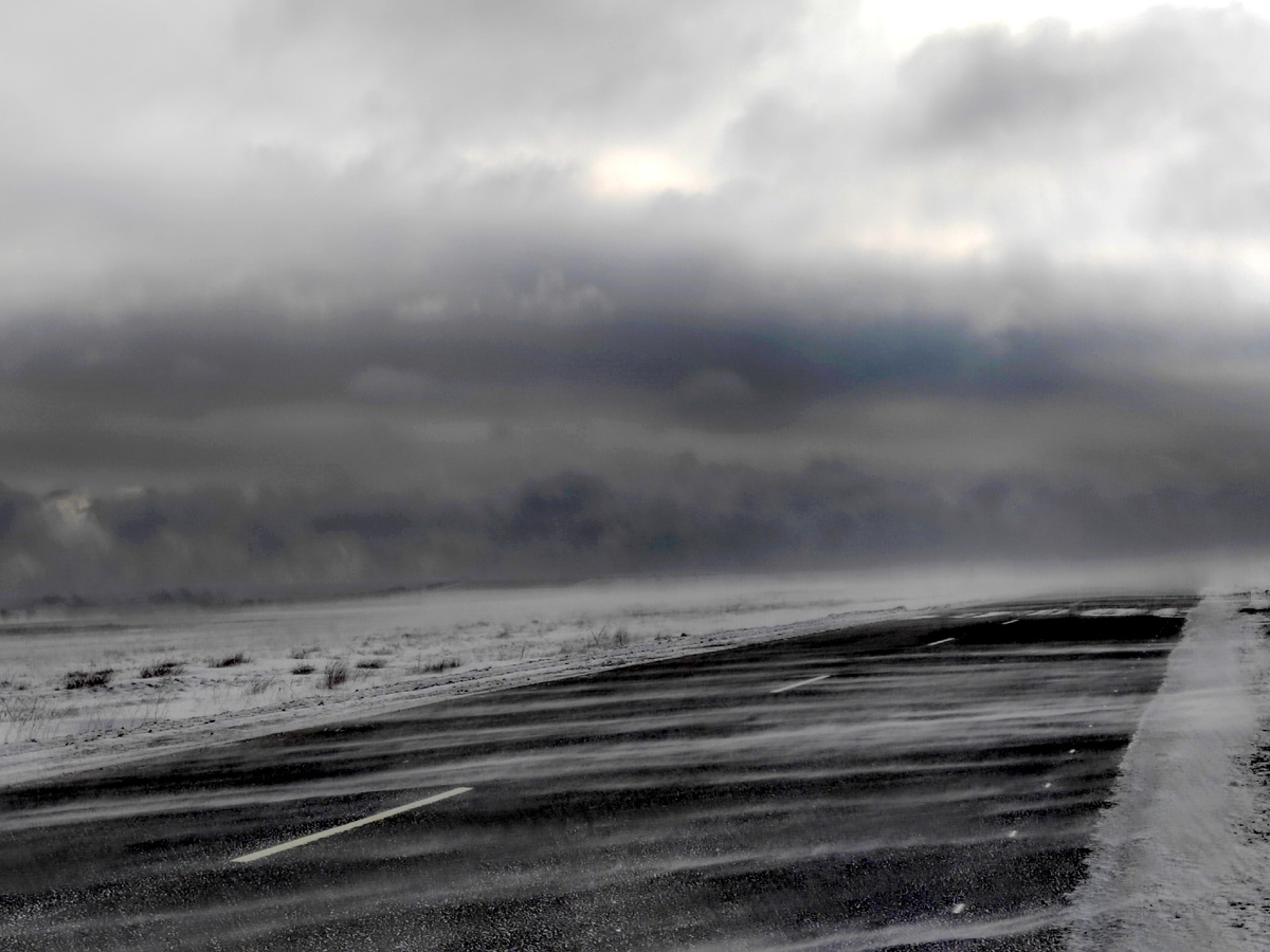 Позёмка на дороге, Темрюкский район. Фото автора на телефон