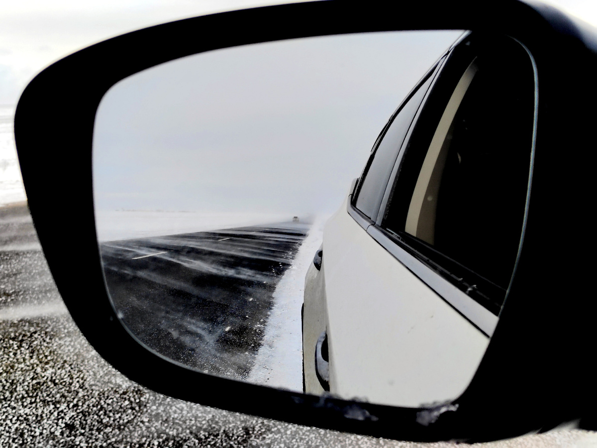 Позёмка на дороге, Темрюкский район. Фото автора на телефон