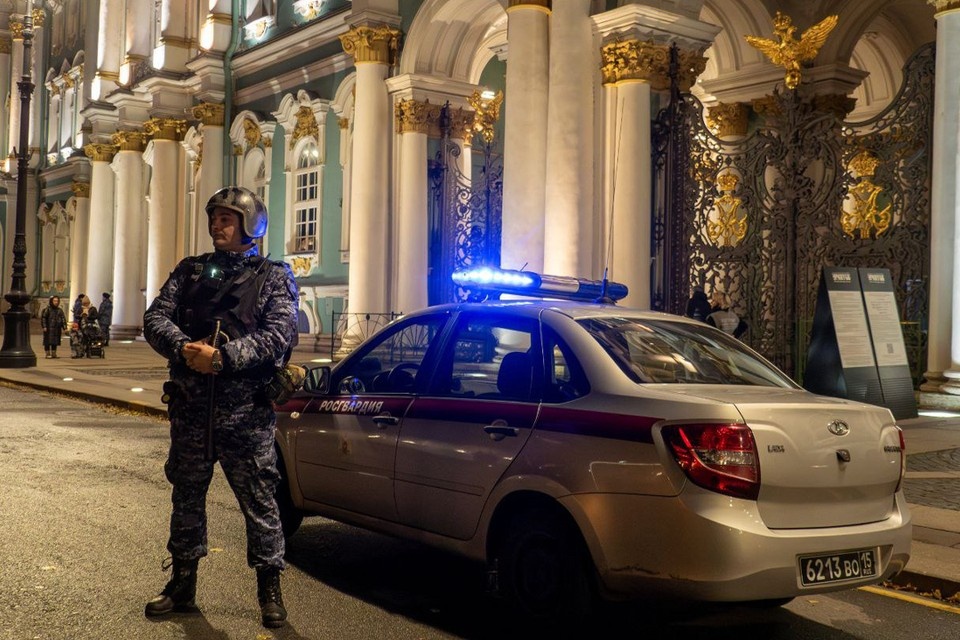    Горе-туриста доставили в отдел полиции. Фото: t.me/rosgvard78