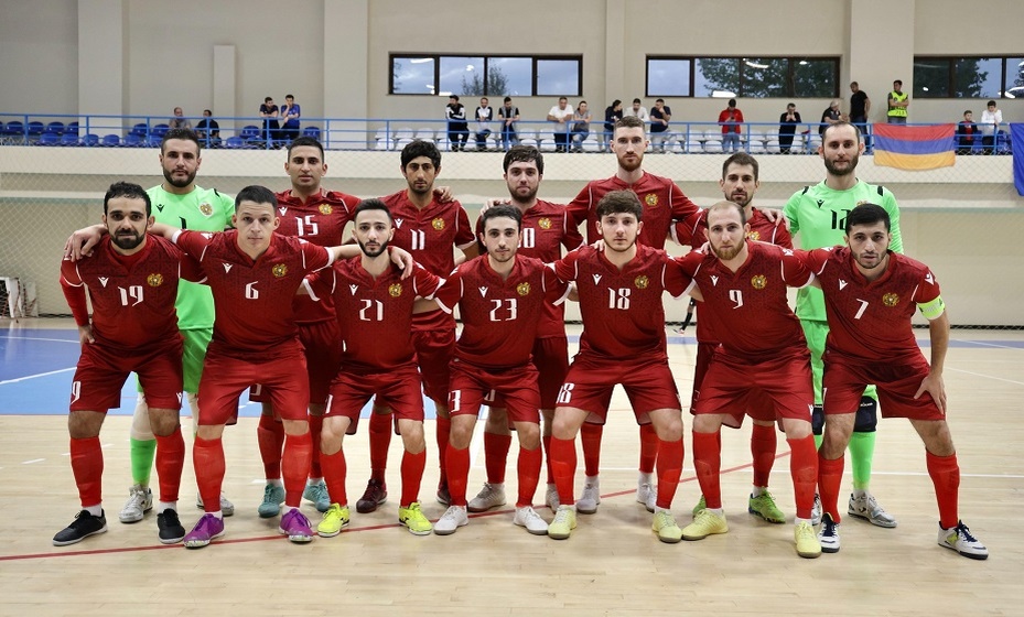    Игроки сборной Украины отказались от рукопожатий с армянскими футболистами. Фото: Федерация футзала Армении