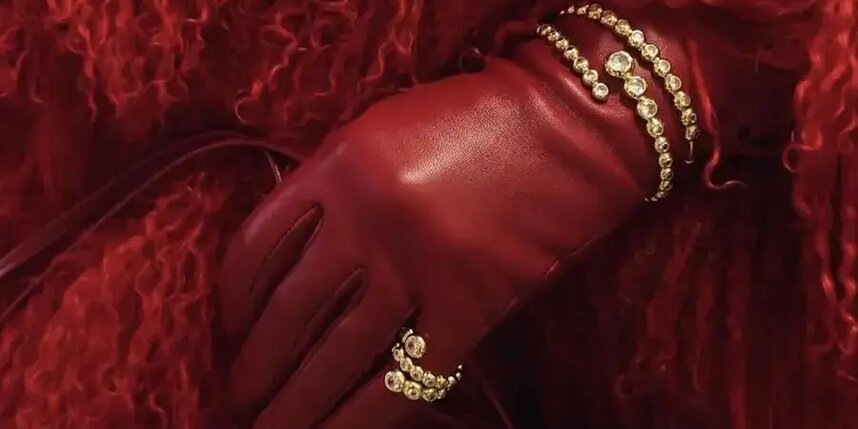    Зимой украшения носят иначе – не на коже, а поверх одежды.соцсети @ninasandbech