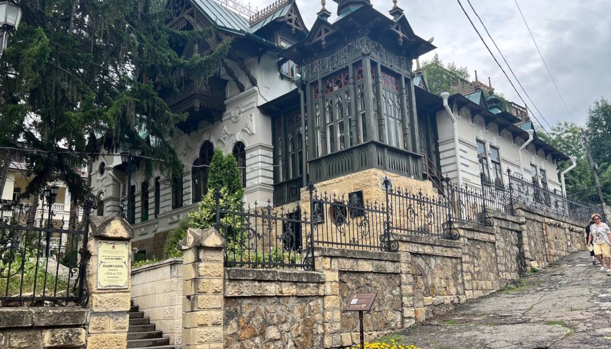 В музее представлены коллекции грампластинок, сценические костюмы, фото семьи Шаляпина. Из эксклюзивных экспонатов — рояль, который в 12 лет Фёдор Шаляпин выиграл на музыкальном конкурсе.