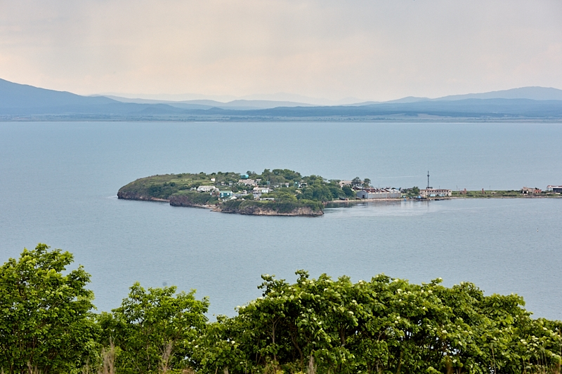 Вид на поселок Посьет и косу Назимова. Взято: Яндекс.Картинки