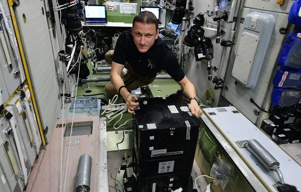 Сергей Кудь-Сверчков с геофизической аппаратурой в СМ «Звезда». Фото: Роскосмос
