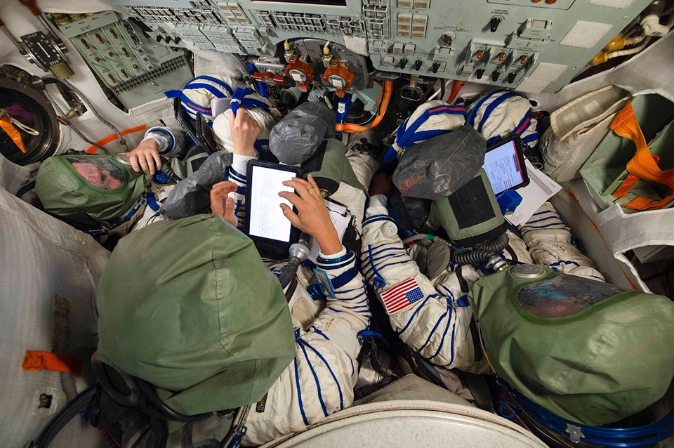 Экипаж проводит тренировку по чрезвычайно ситуации в корабле «Союз МС-28». Фото: Роскосмос