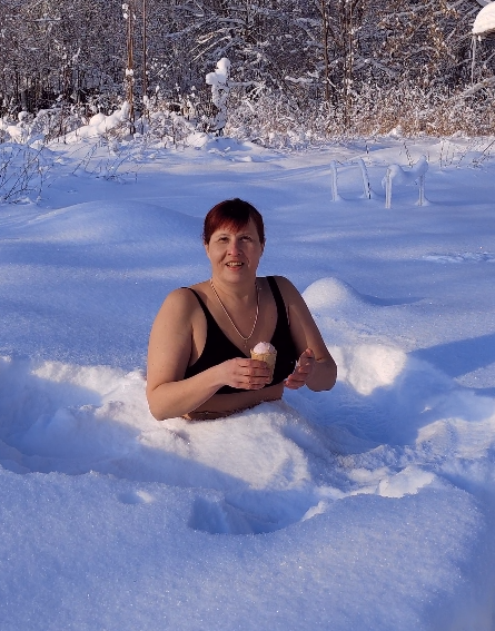 поэт и политолог Наталья Макеева ест морожное в сугробе 