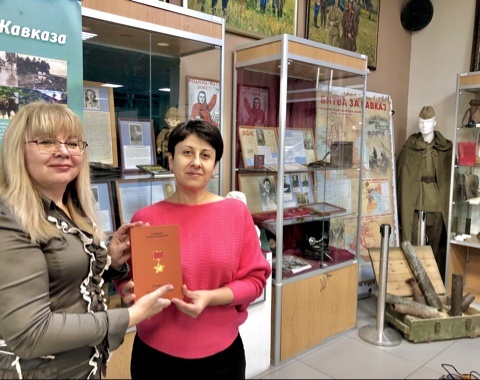 Елена Авсецына и  Гульнара Александровна Горовая, директор МБУК г. Сочи «Музей истории Адлерского района»
