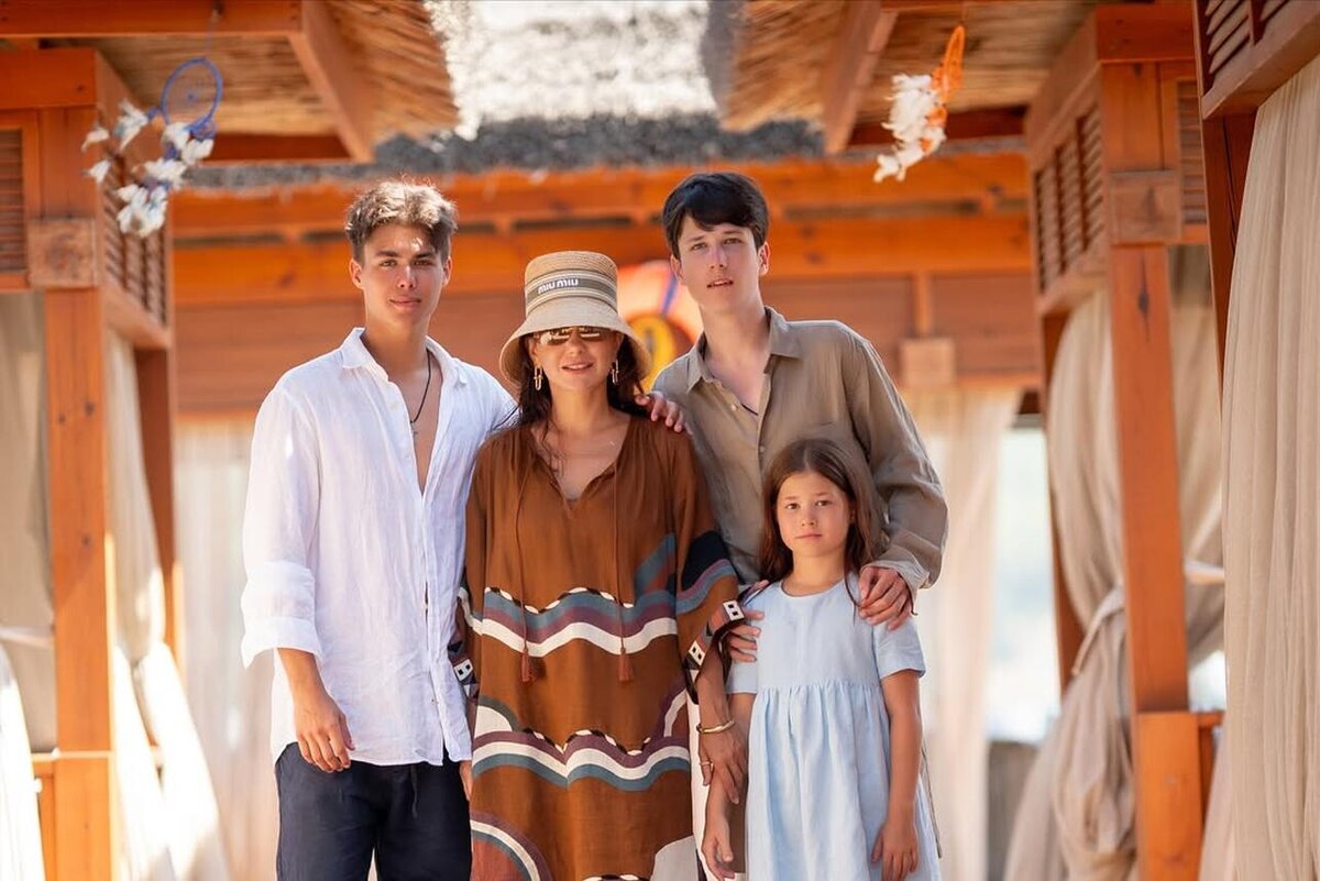    Екатерина Климова с сыновьями и дочкой Социальные сети