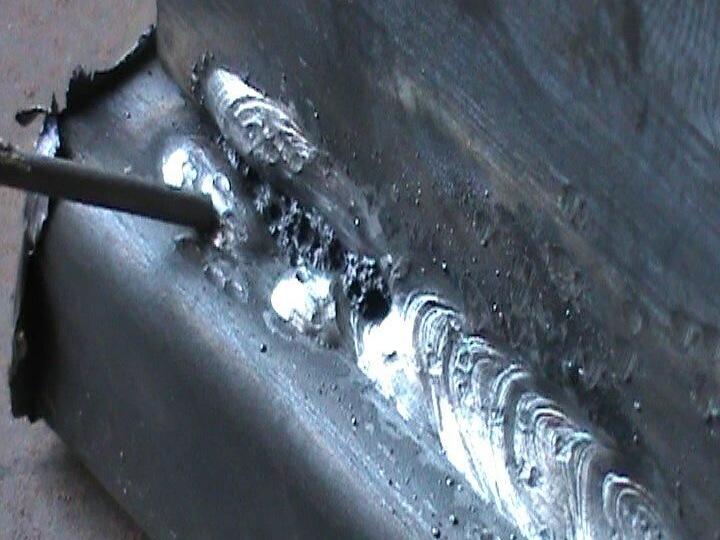 Непровар металла электродами у новичков. Это нормально, а вот почему такое бывает?